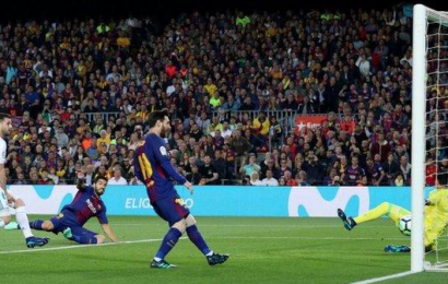 10 Man Barca Keep Unbeaten Hopes Alive in El Clásico