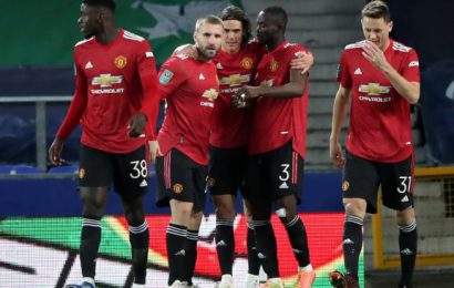 Late Goals From Cavani And Martial Send United Through To Semis