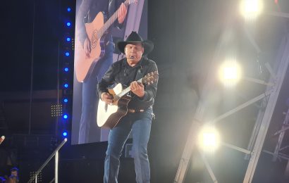 Garth Brooks Thrills Irish In Dublin Spectacular
